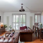 Holyrood Residence - Luxury Apartment With Parking
