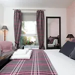Holyrood Residence - Luxury Apartment With Parking